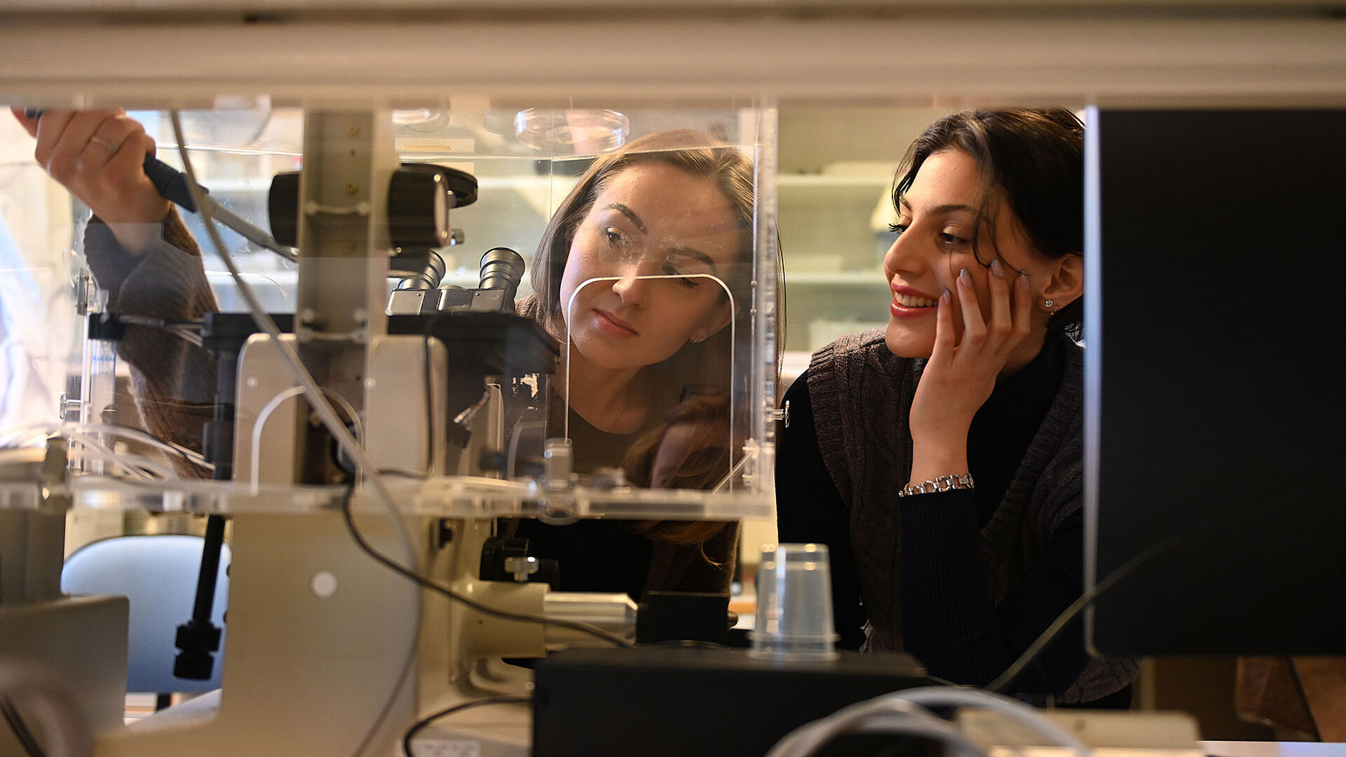 Biologistudenten og fysikkstudenten jobber med labutstyr