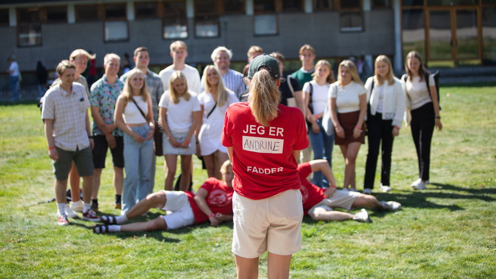 Fadder som tar bilde av en gjeng med fadderbarn.