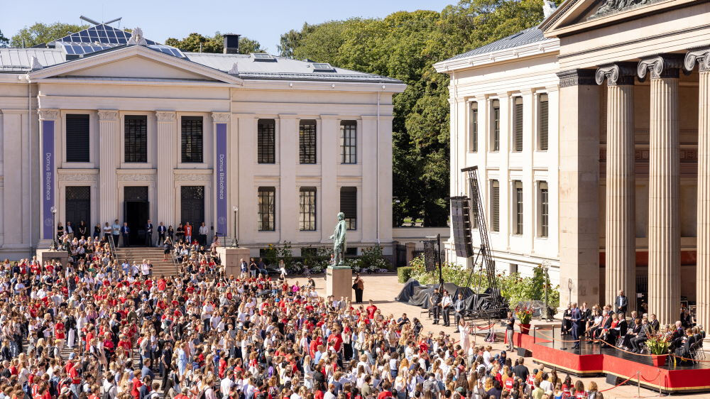 Mange studenter på Universitetsplassen under immatrikulering i 2024.