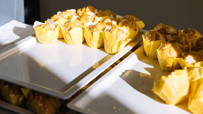 Et fat med muffins.