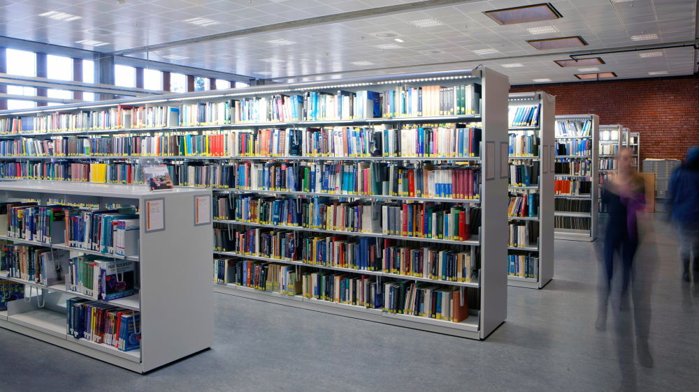 Bokhyller i Realfagsbiblioteket på Universitetet i Oslo.