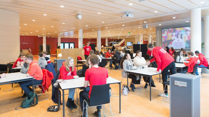 Nye studenter som blir kjent med eldre studenter gjennom speed-friending. 