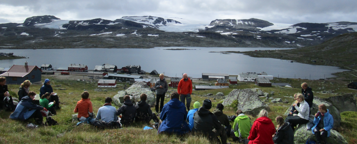 En studiegruppe på ekskursjon til Finse i emnet GEO1010 – Naturgeografi høsten 2014. Foto: Gunn Kristin Tjoflot, UIO
