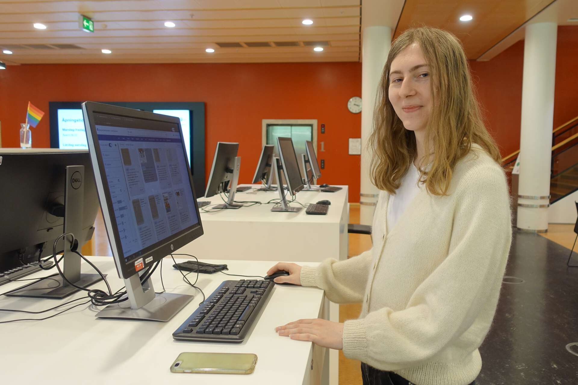 Frøya Pharo på jobb som fagkonsulent for å bygge opp en database over tørkekonsekvenser i Norge. Et viktig arbeidsverktøy var søk i Nasjonalbibliotekets avisarkiv. Foto: Gunn Kristin Tjoflot