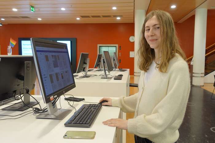 Frøya Pharo på jobb som fagkonsulent for å bygge opp en database over tørkekonsekvenser i Norge. Et viktig arbeidsverktøy var søk i Nasjonalbibliotekets avisarkiv. Foto: Gunn Kristin Tjoflot