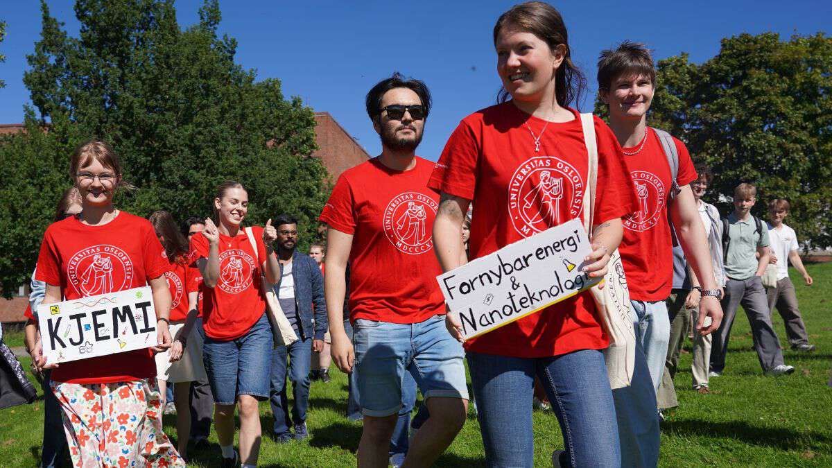 Fem faddere i 2024 med nye bachelorstudenter på campus og er på vei til immatrikuleringsseremoni.