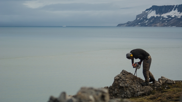 Mann tar prøver med borr. Foto: Hans Jørgen Kjøll, UiO