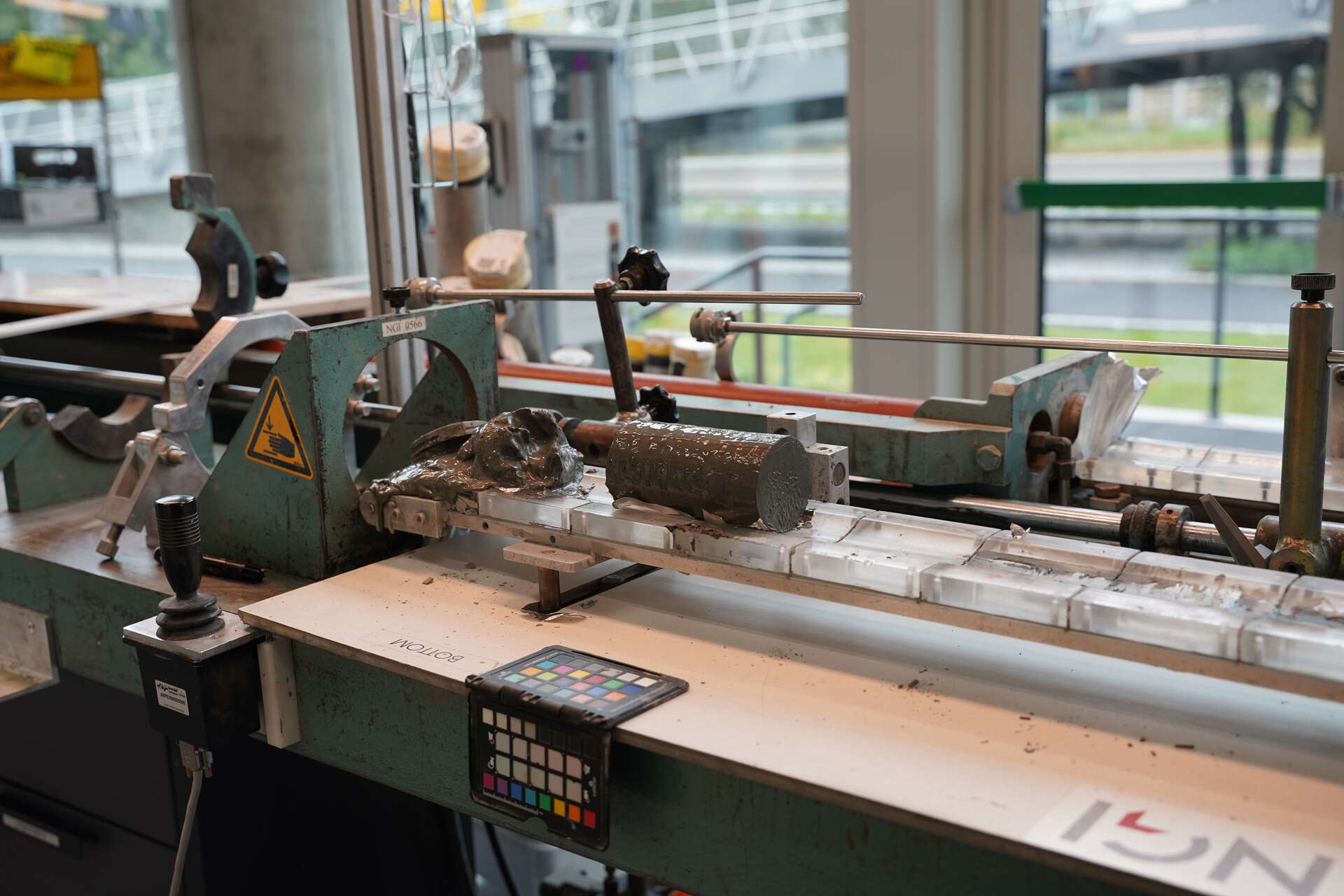 I NGIs lokaler på Ullevål finnes også et stort laboratorium. Her ser vi en leirklump som undersøkes nærmere.
