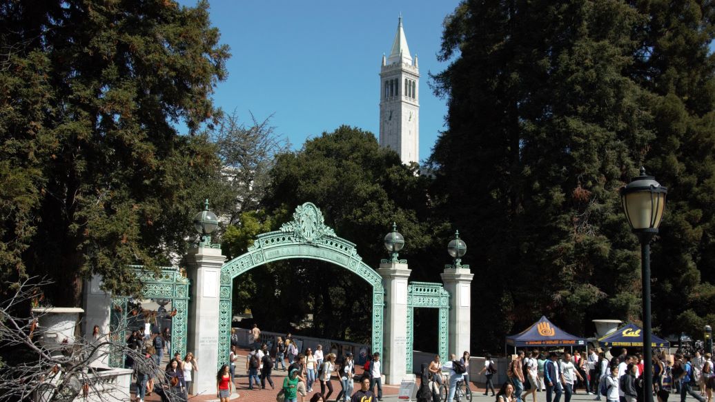 Viser en av inngangsportene til Berkeley. Man mennesker i bevegelse er inkludert i bildet.