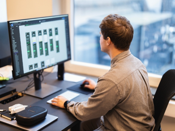 Datamaskin, pc skjerm, Jakob ser på og justerer på designet.