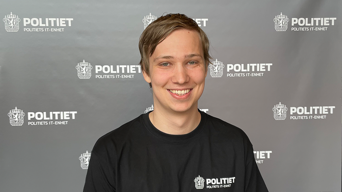 ung mann foran politi-logoer