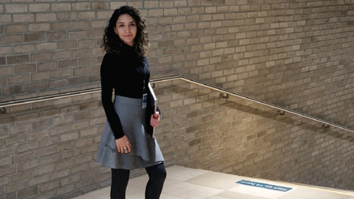 Ung kvinne i en trapp