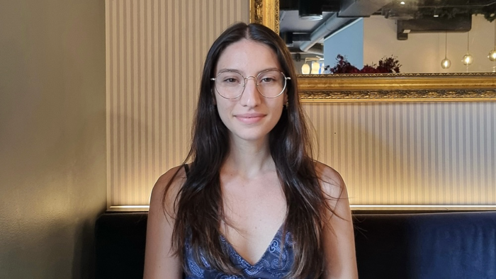 Portrett av Selen inne på restaurant