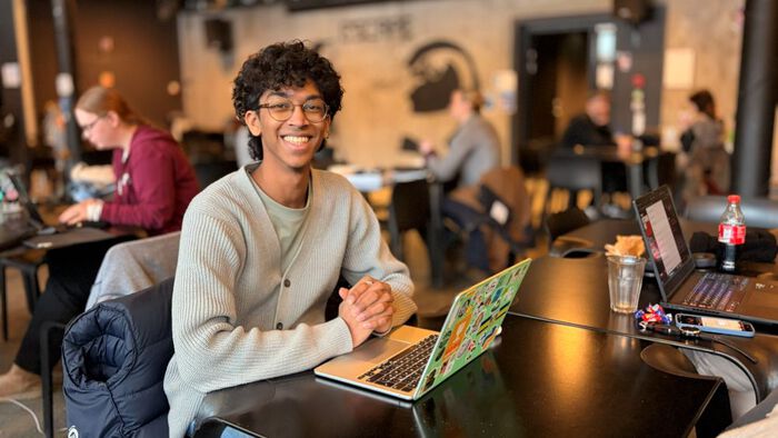 Ka foran pc-en i Escape kaffebar