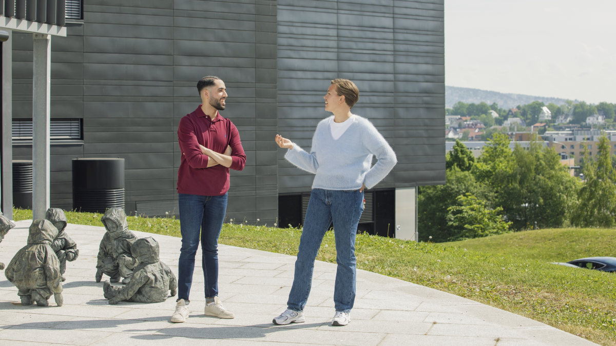 Bildet kan inneholde: jeans, anlegg, bygning, bagasje og bagger, gest.