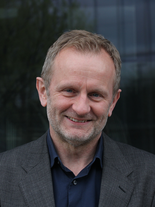 Bildet kan inneholde: person, panne, smil, hake, skjorte.