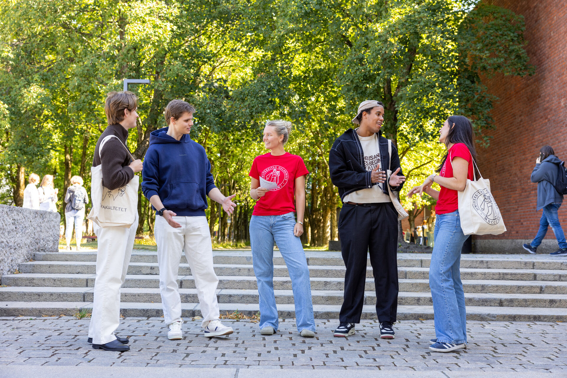 Bilde av studenter og faddere som står og prater.
