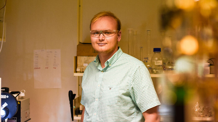 Ung mann på lab