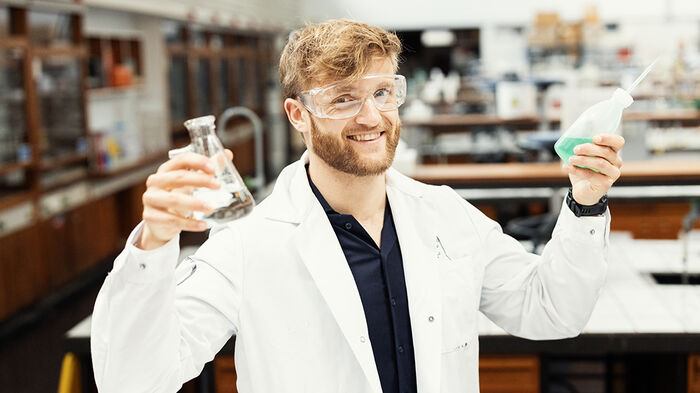Student med vernebriller på lab