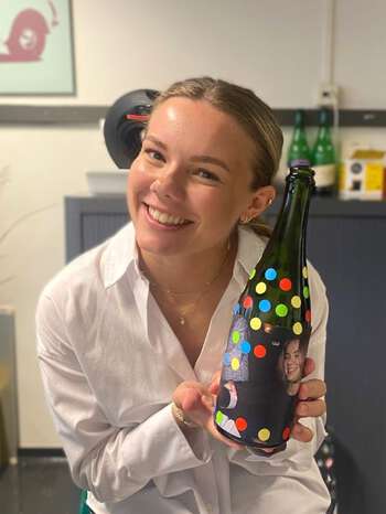 Ida rett etter eksamen, og har nettopp åpnet den tradisjonelle «endelig ferdig» Champagne-flasken, pyntet til henne av hennes medstudenter!