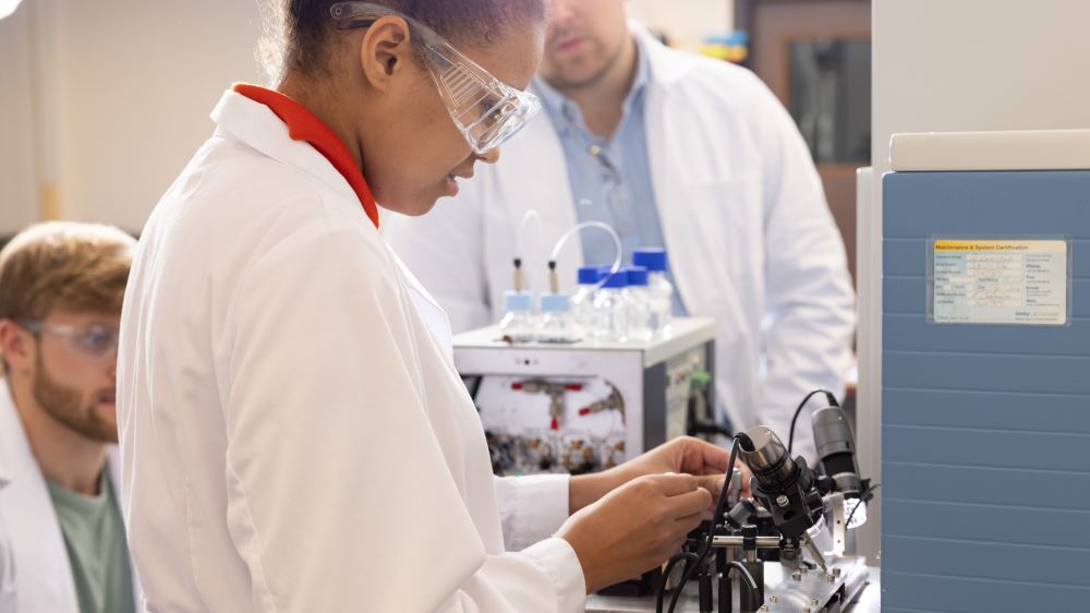 Bildet kan inneholde: forske, sikkerhetshanske, laboratorium, forsker, forsker.