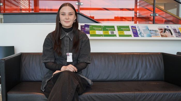 Bildet kan inneholde: yttertøy, interiørdesign, møbler, smil, komfort.
