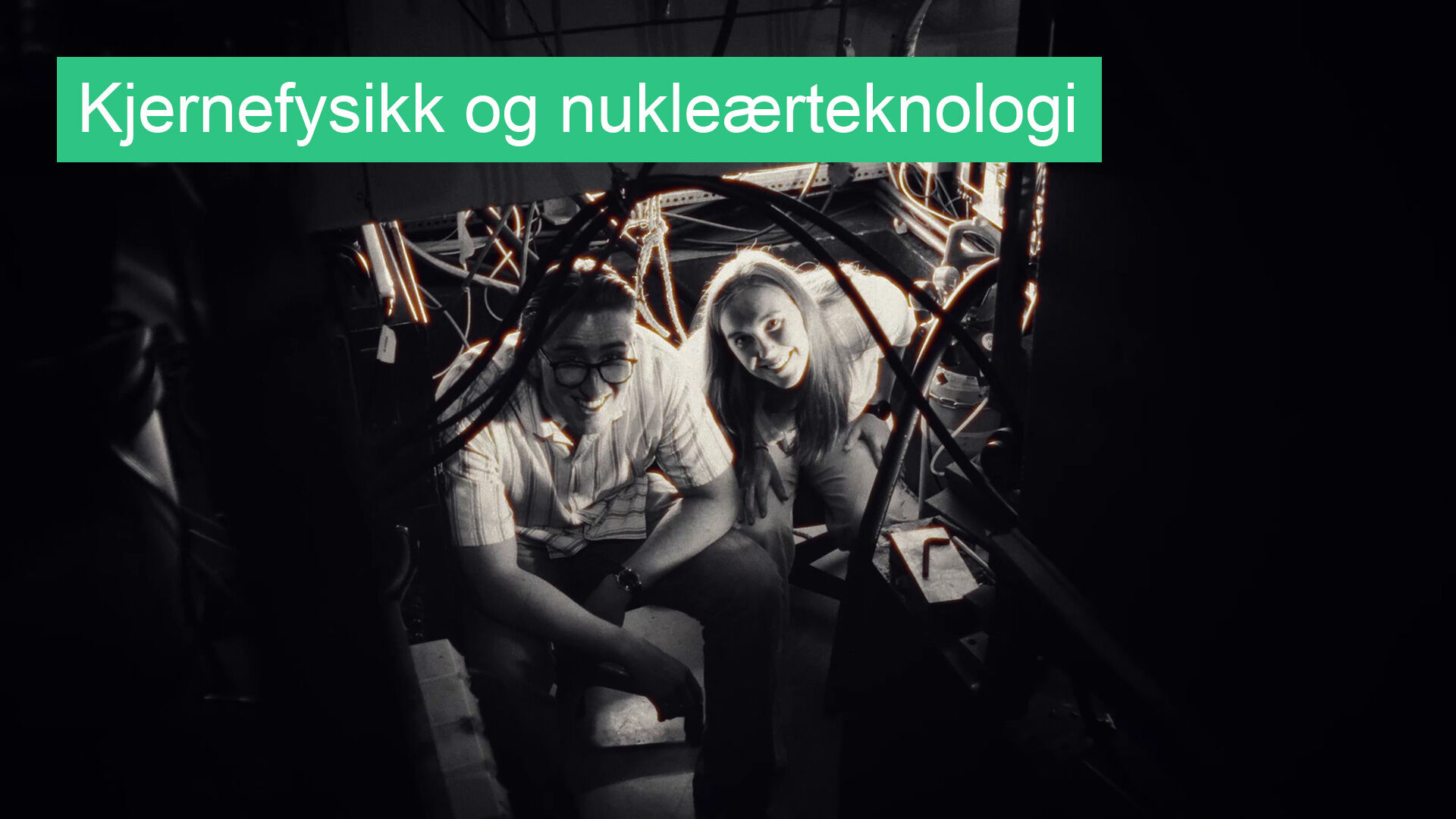 Tre studenter sett fra undersiden av ei glassplate.