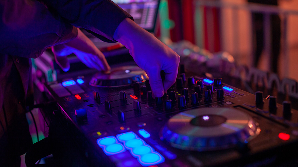 Bildet kan inneholde: deejay, lilla, diskjockey, musikk, underholdning.