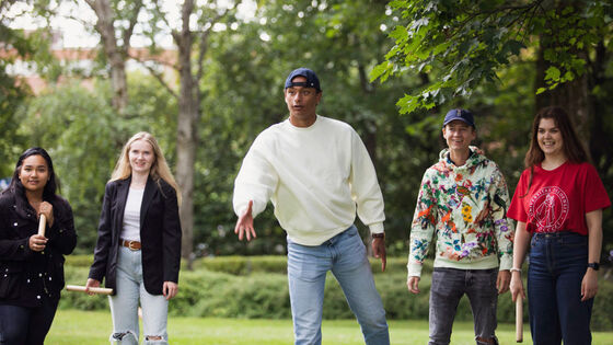 Bildet kan inneholde: jeans, bukse, anlegg, gest, tre.