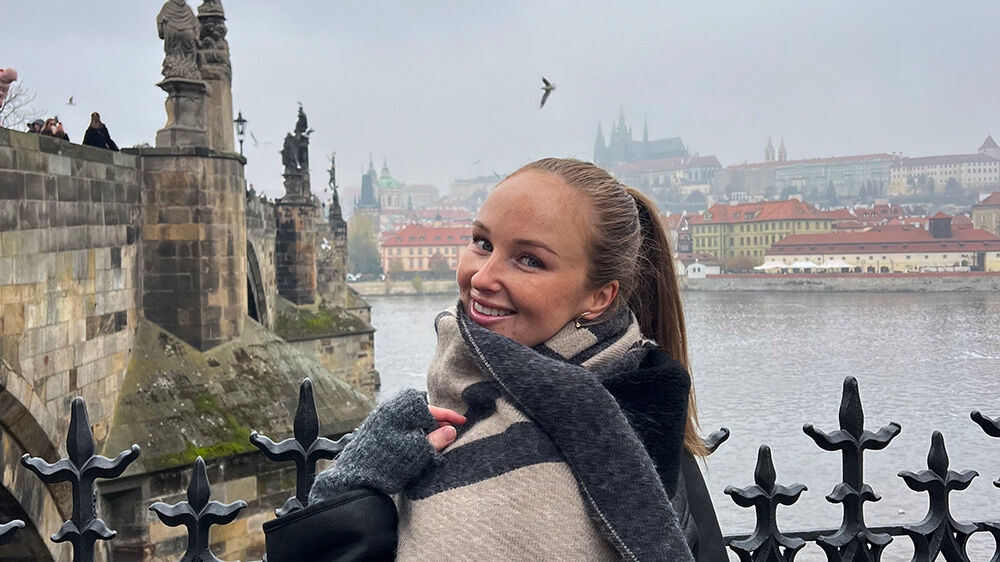 Bilde av student Lone foan en elv i Wien.