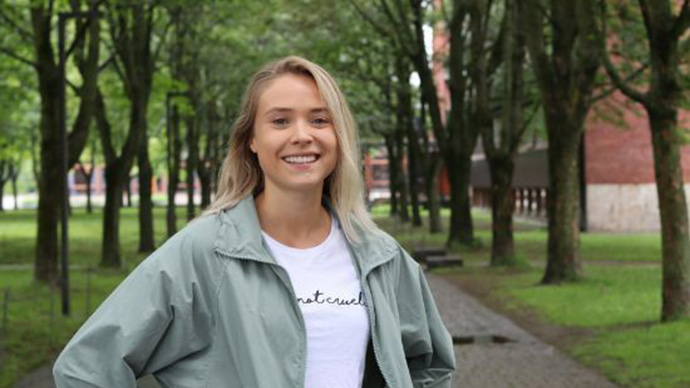 Bilde av smilende Camilla Lingjærde på et grønt Blindern campus