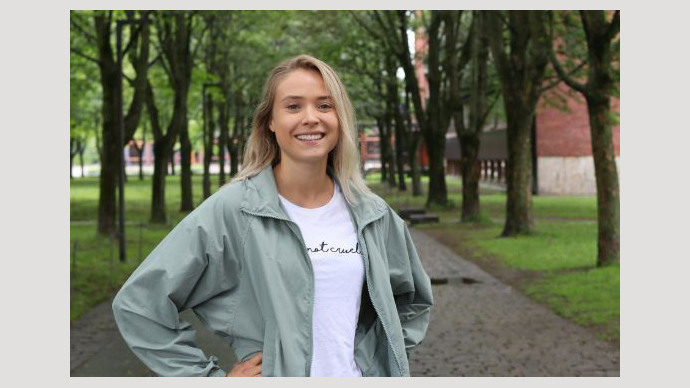 Bilde av smilende Camilla Lingjærde på et grønt Blindern campus