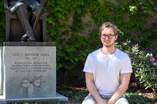 Per August på UiO ved statuen av Niels Henrik Abel, en av Norges viktigste matematikere gjennom tidene