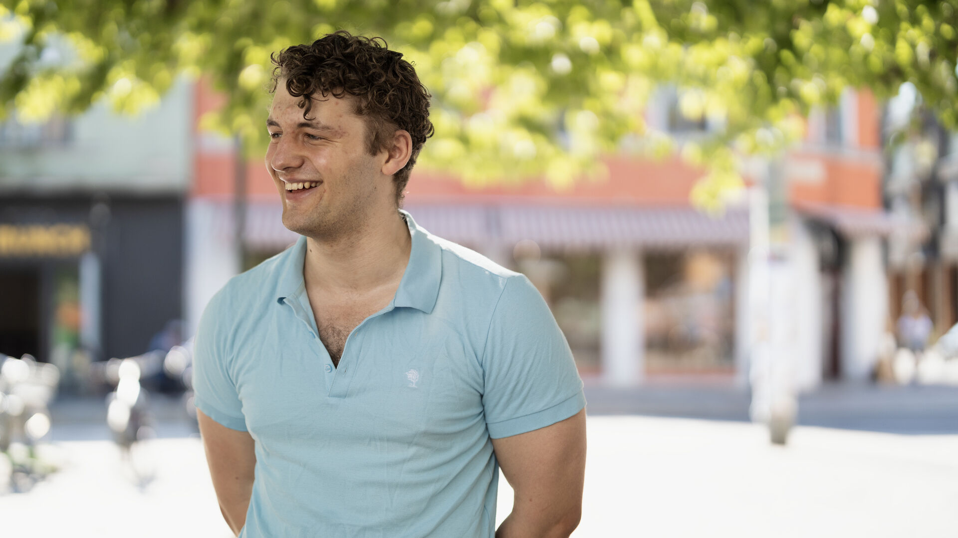Audun ser til siden og smiler. 