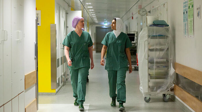 To studenter går sammen