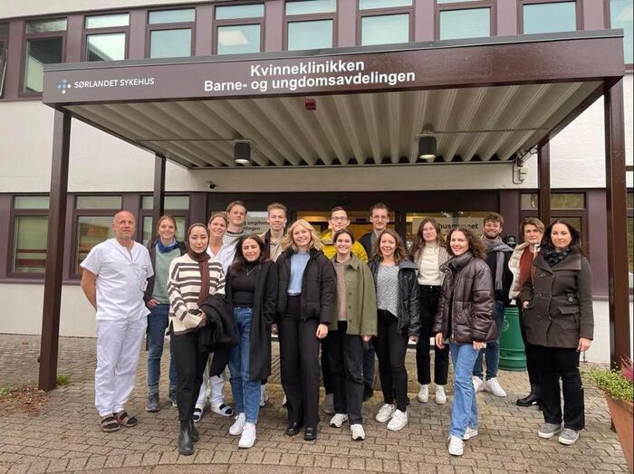 Gruppe med studenter og undervisere