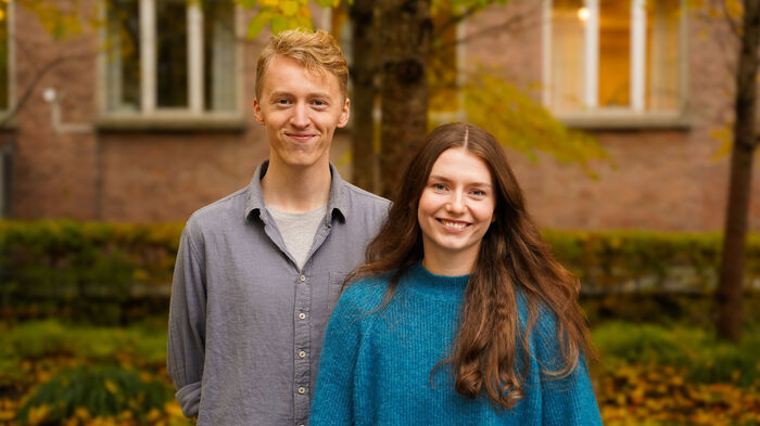 Portrettfoto av Erlend og Miriam utendørs en høstdag