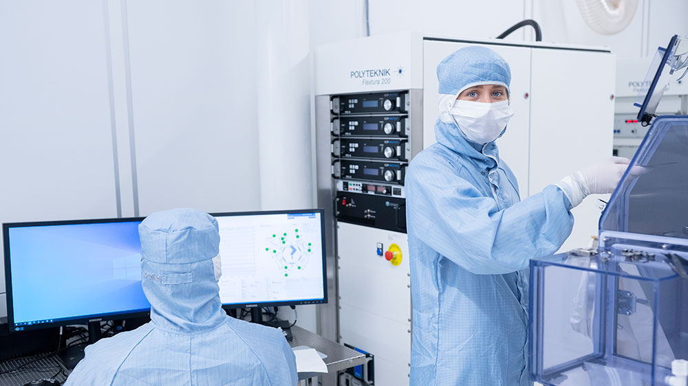 Marie stående i vernedrakt i laboratorium