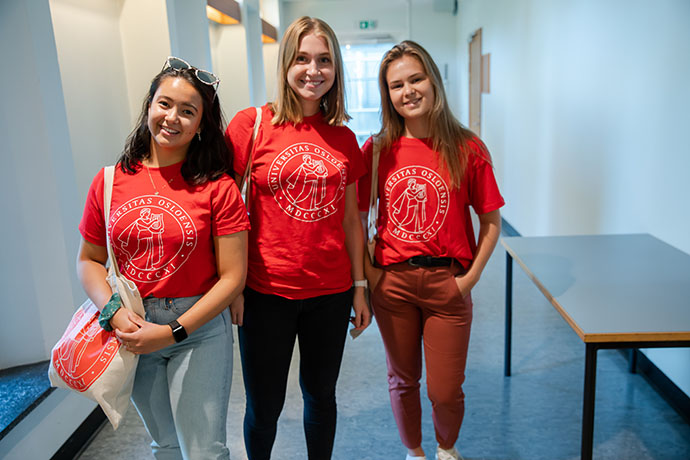 Tre smilende studentfaddere