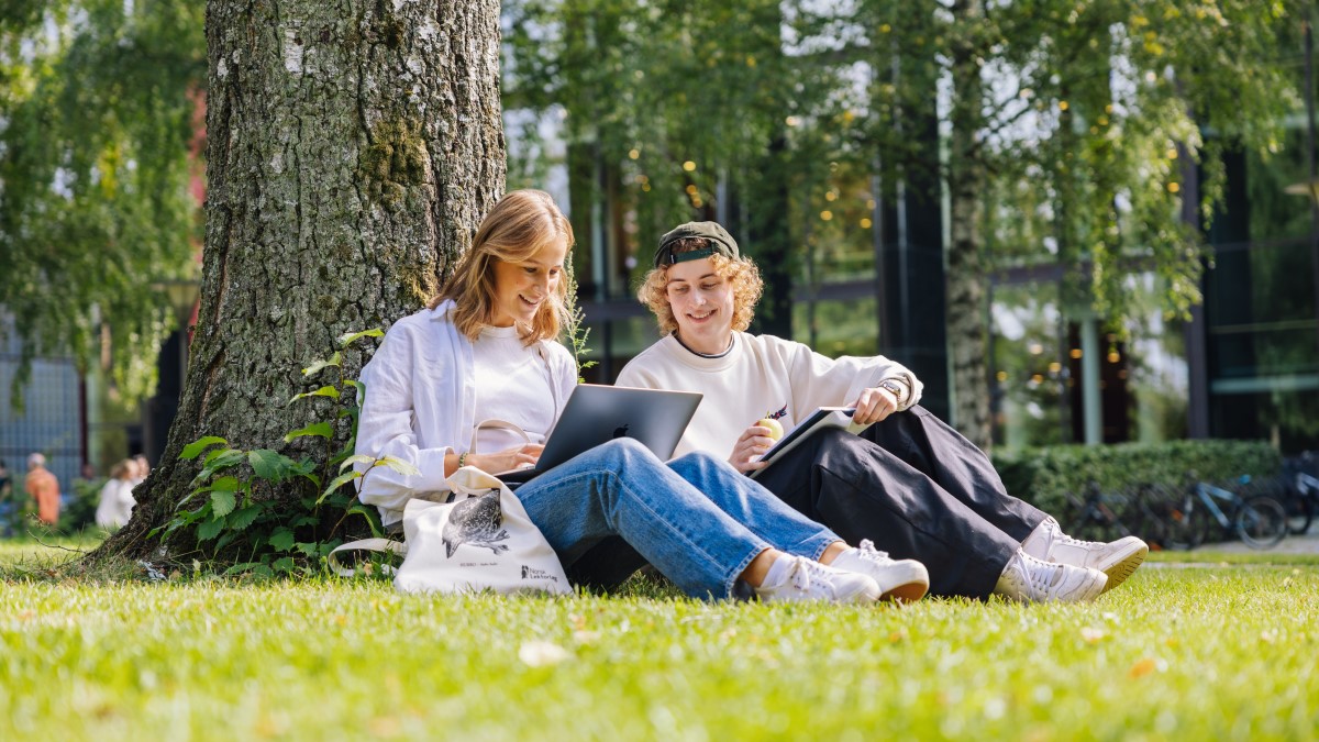 Bildet kan inneholde: jeans, smil, blå, erme, gul.