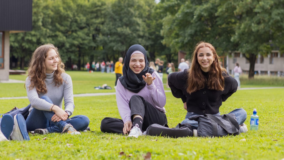 Bildet kan inneholde: smil, jeans, bukse, sko, lykkelig.