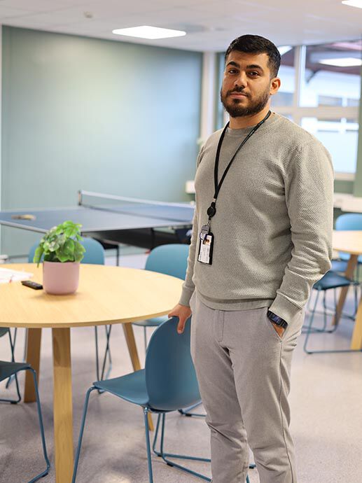 Karrar Al-Amri på jobb som minoritetsrådgiver. Foto