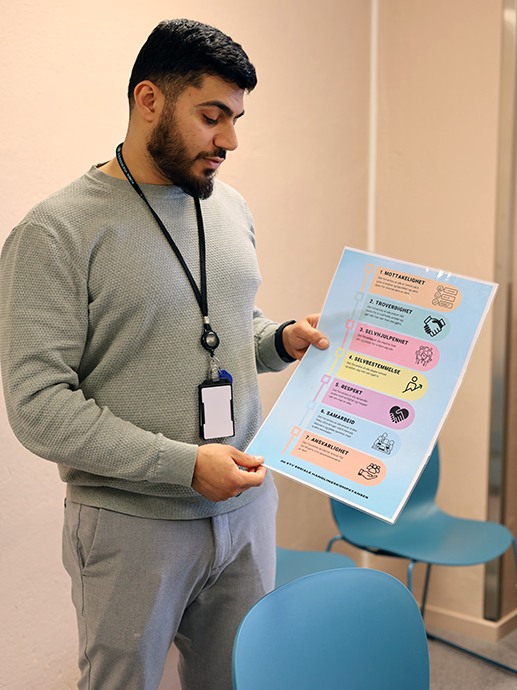 Karrar Al-Amri på jobb som minoritetsrådgiver. Foto
