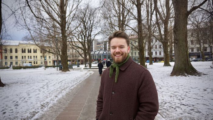 Bildet kan inneholde: vinter, smil, lykke, frysing, skjegg.