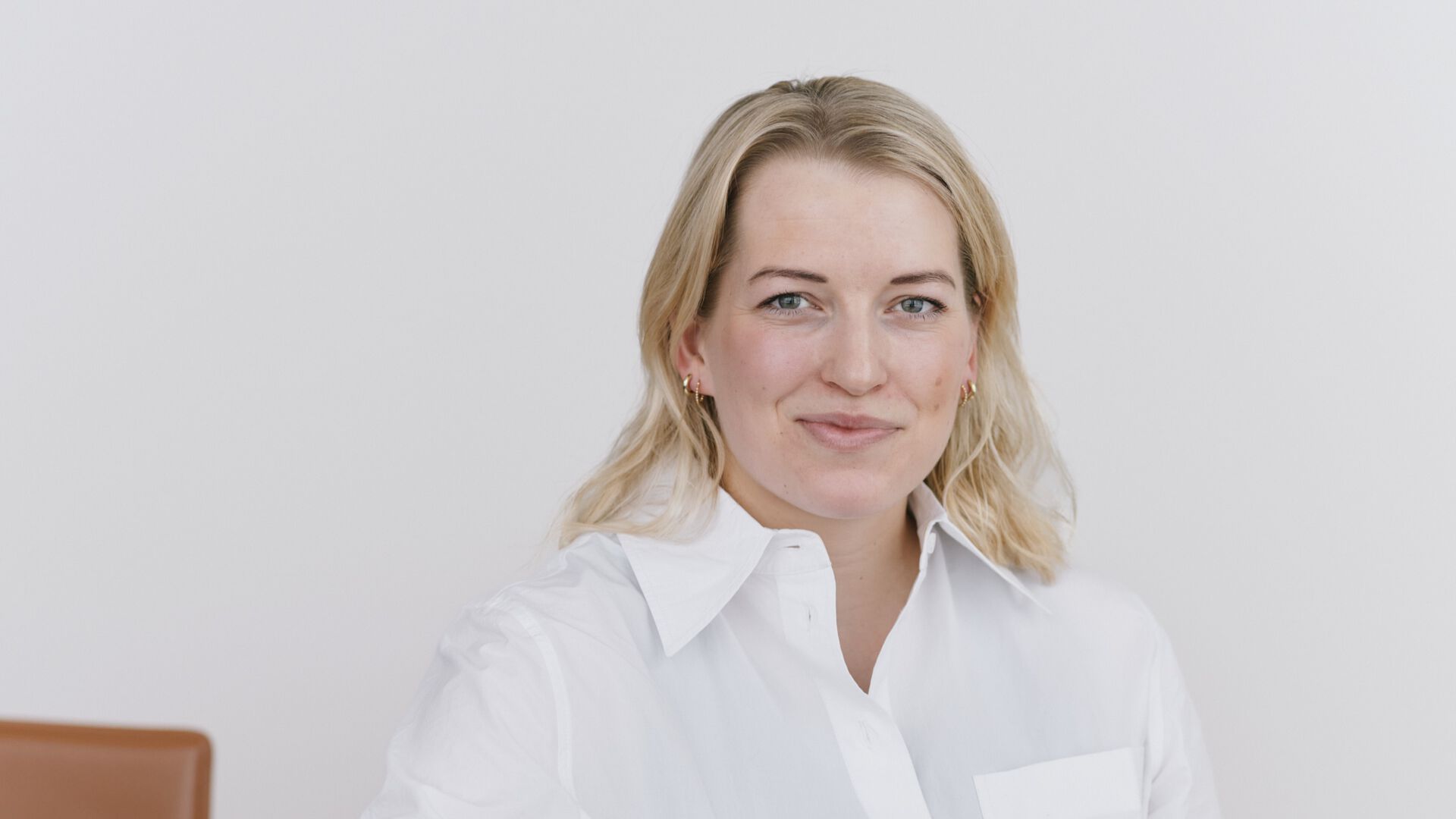 Bildet kan inneholde: øyenbryn, hud, skulder, kjeve, nakke.