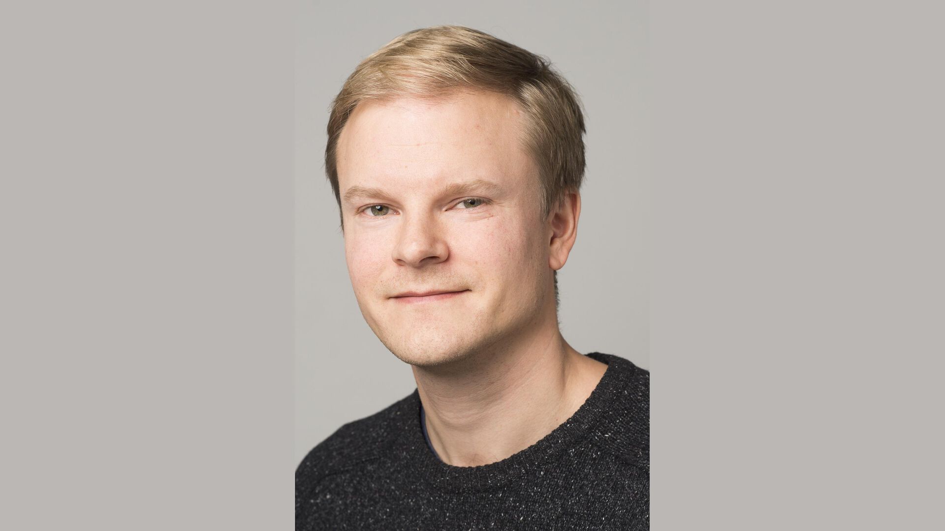 Bildet kan inneholde: person, hake, kinn, ansiktshår, øyenbryn.