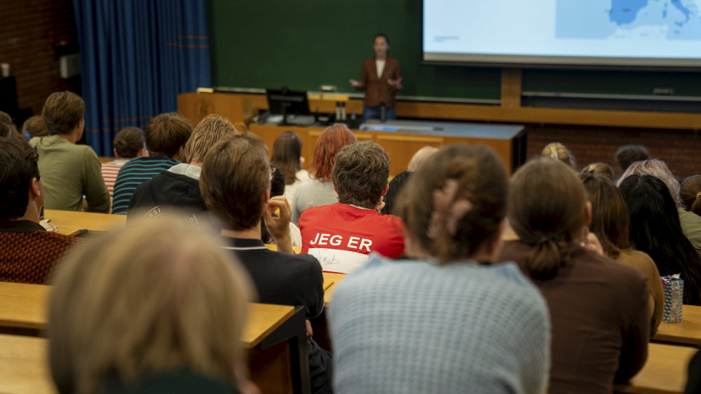 Bildet kan inneholde: klær, møbler, skjorte, yttertøy, elektronisk enhet.