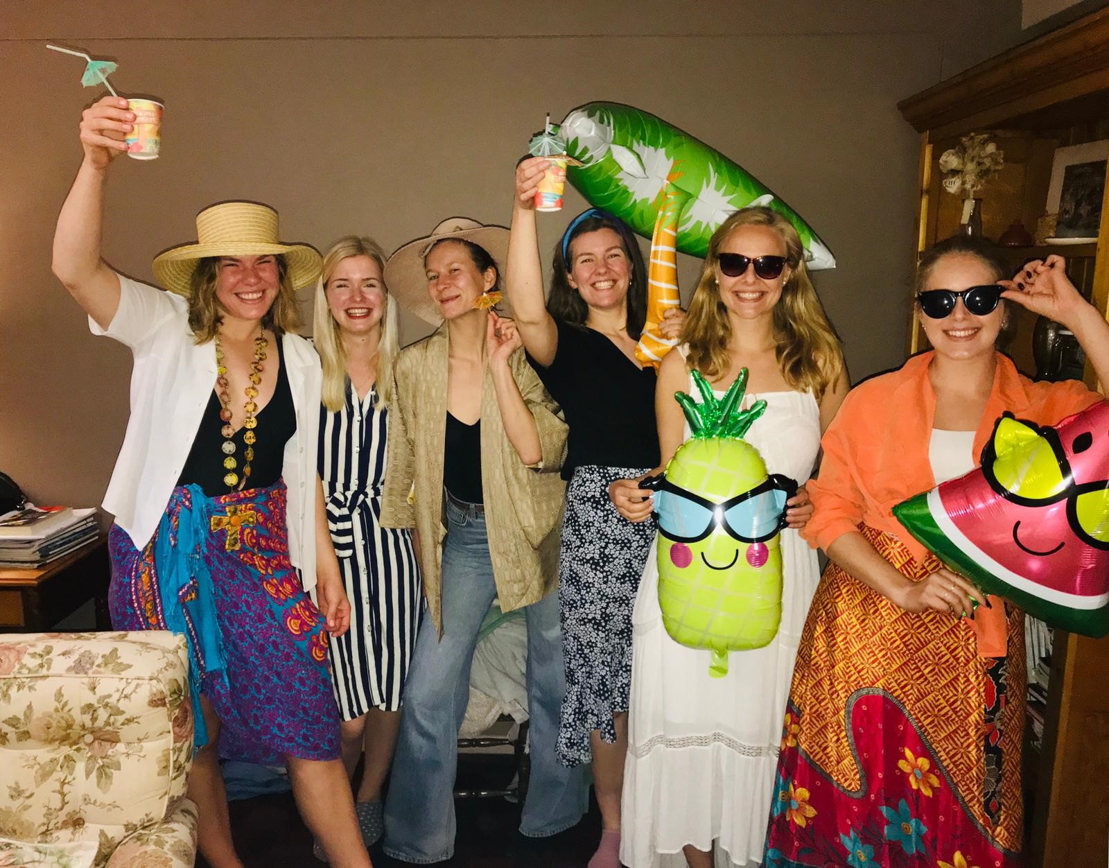 Seks studenter i strand- og festkostyme.