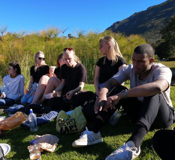 Mann viser frem at det er Mandela day