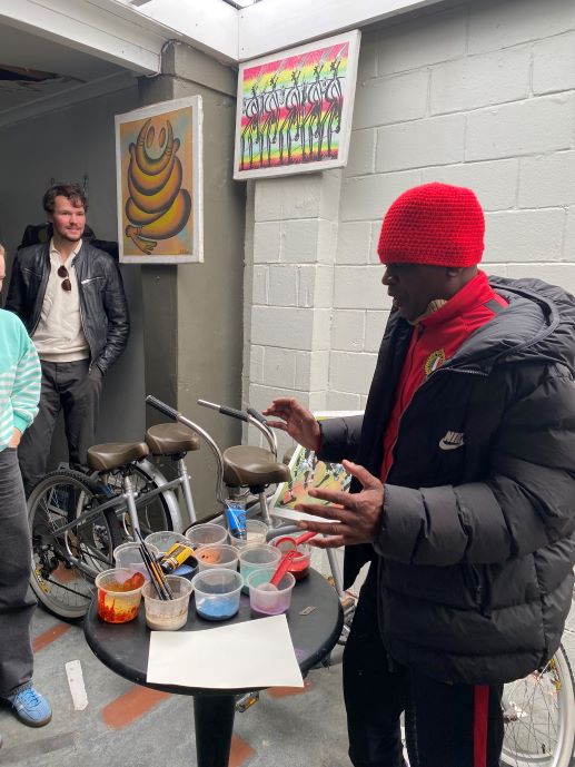Student besøker lokal kunstner, malerier, foto
